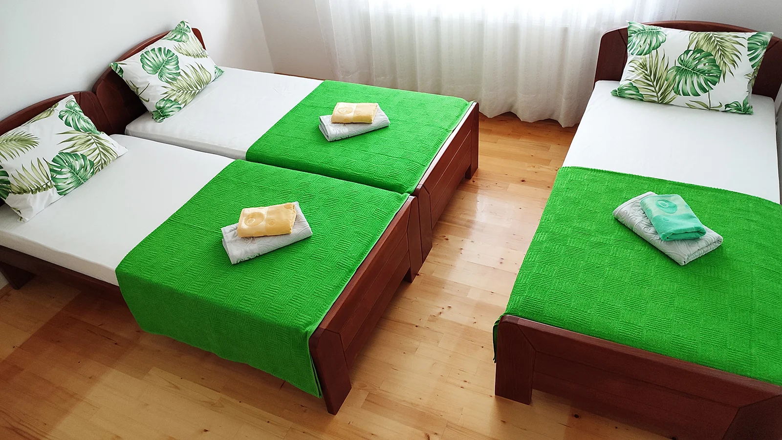 comfortable room with three beds in hostel Fiona Kragujevac